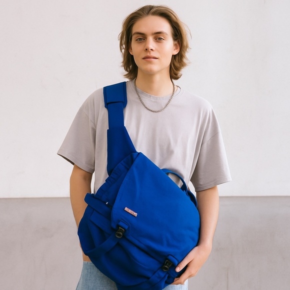 NWOT MANDARINA DUCK TECH SLING MESSENGER BAG IN BOLD ROYAL BLUE RARE Y2K - Picture 1 of 10